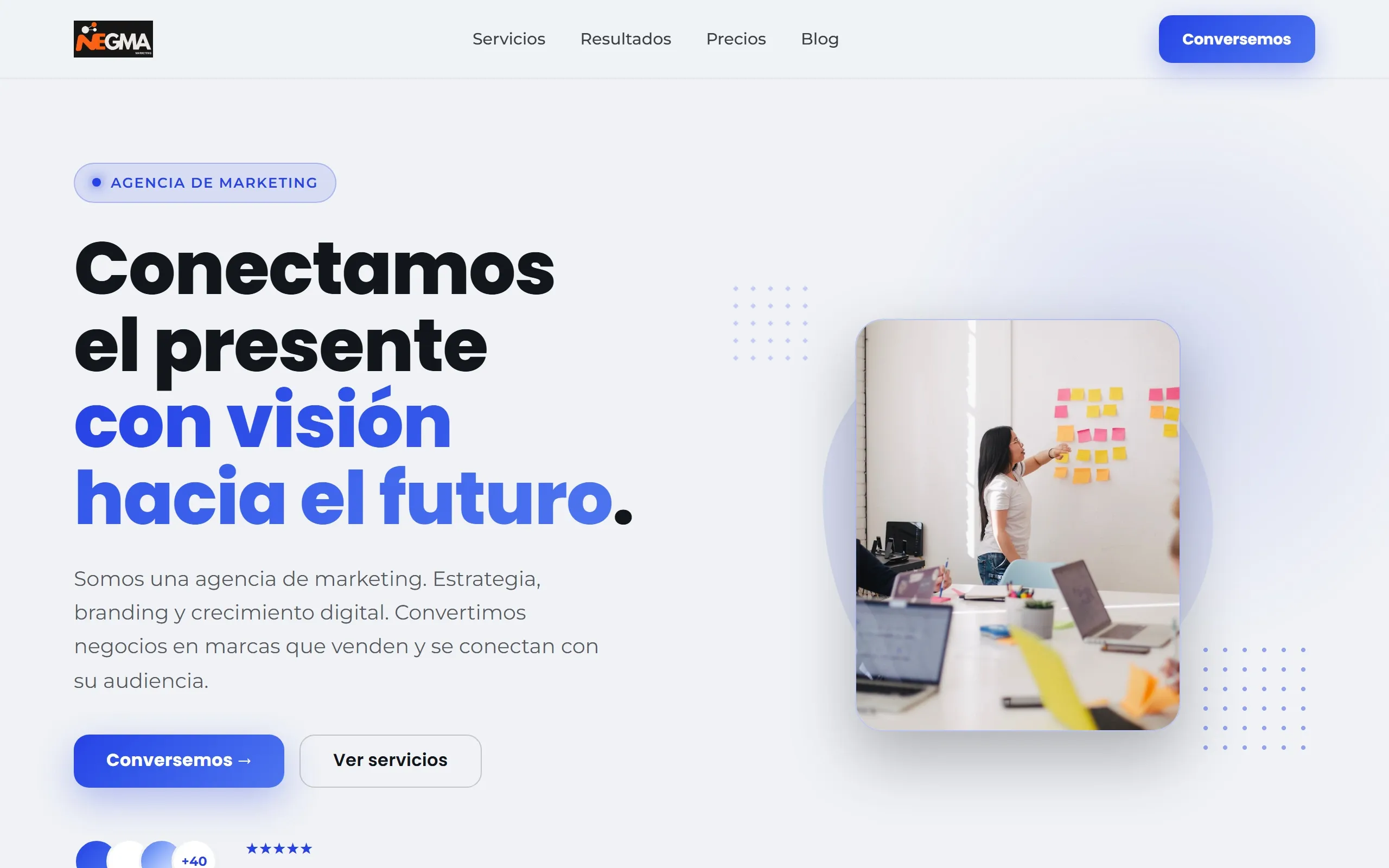 Sitio para empresas con diseño Clásico, paleta Nieve, hecho con Disecko