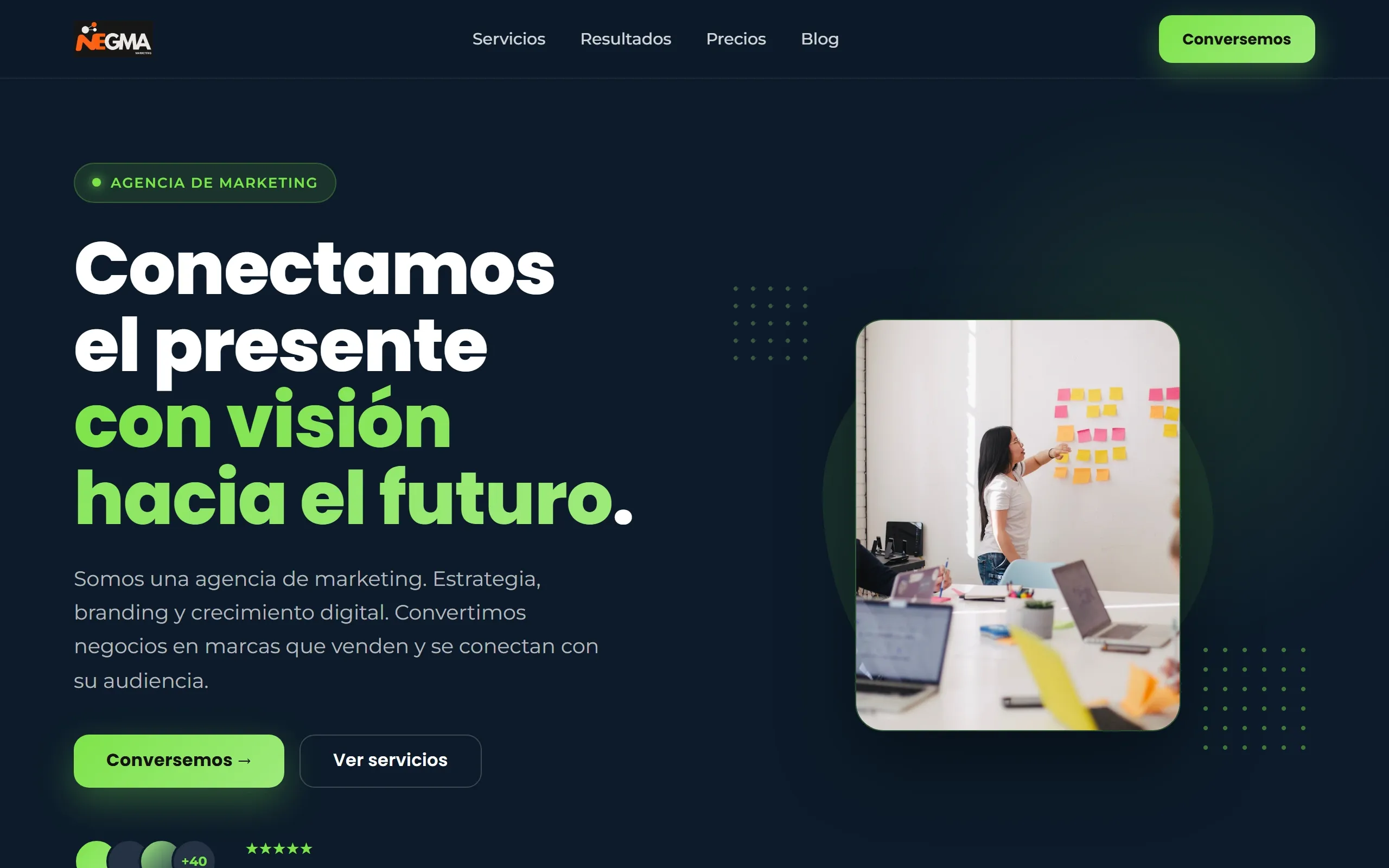 Sitio para empresas con diseño Clásico, paleta Disecko oscura, hecho con Disecko
