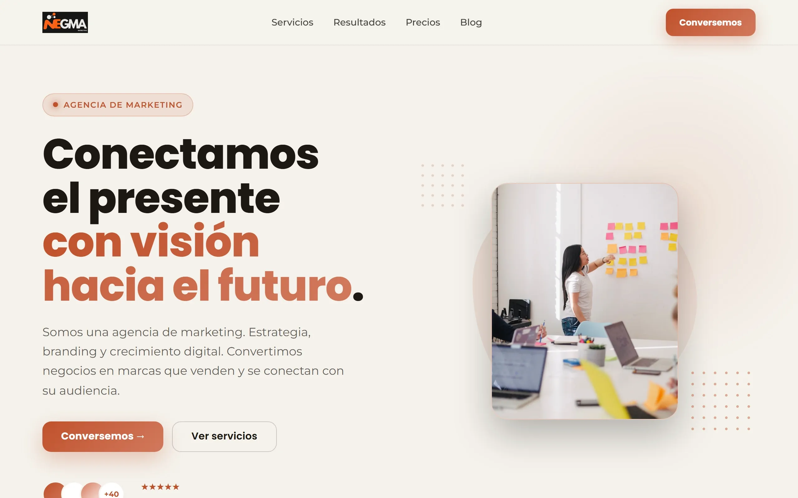 Sitio para empresas con diseño Clásico, paleta Lino, hecho con Disecko