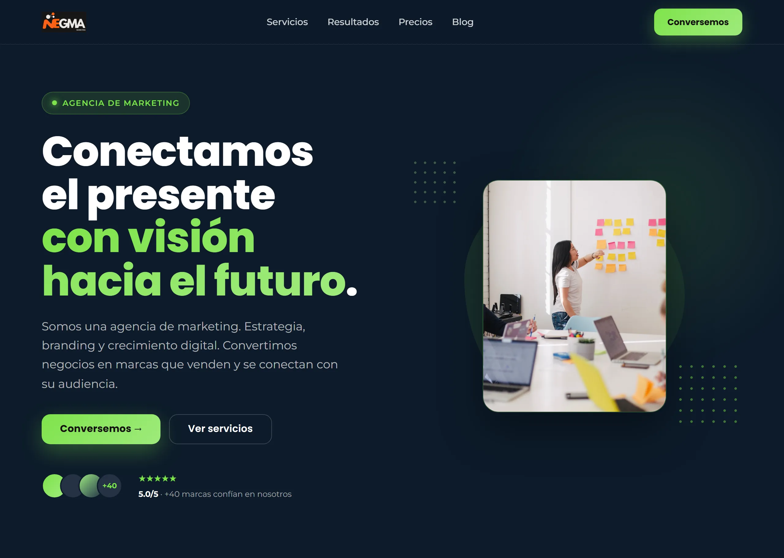 Sitio para empresas con diseño Clásico hecho con Disecko — paleta Disecko oscura