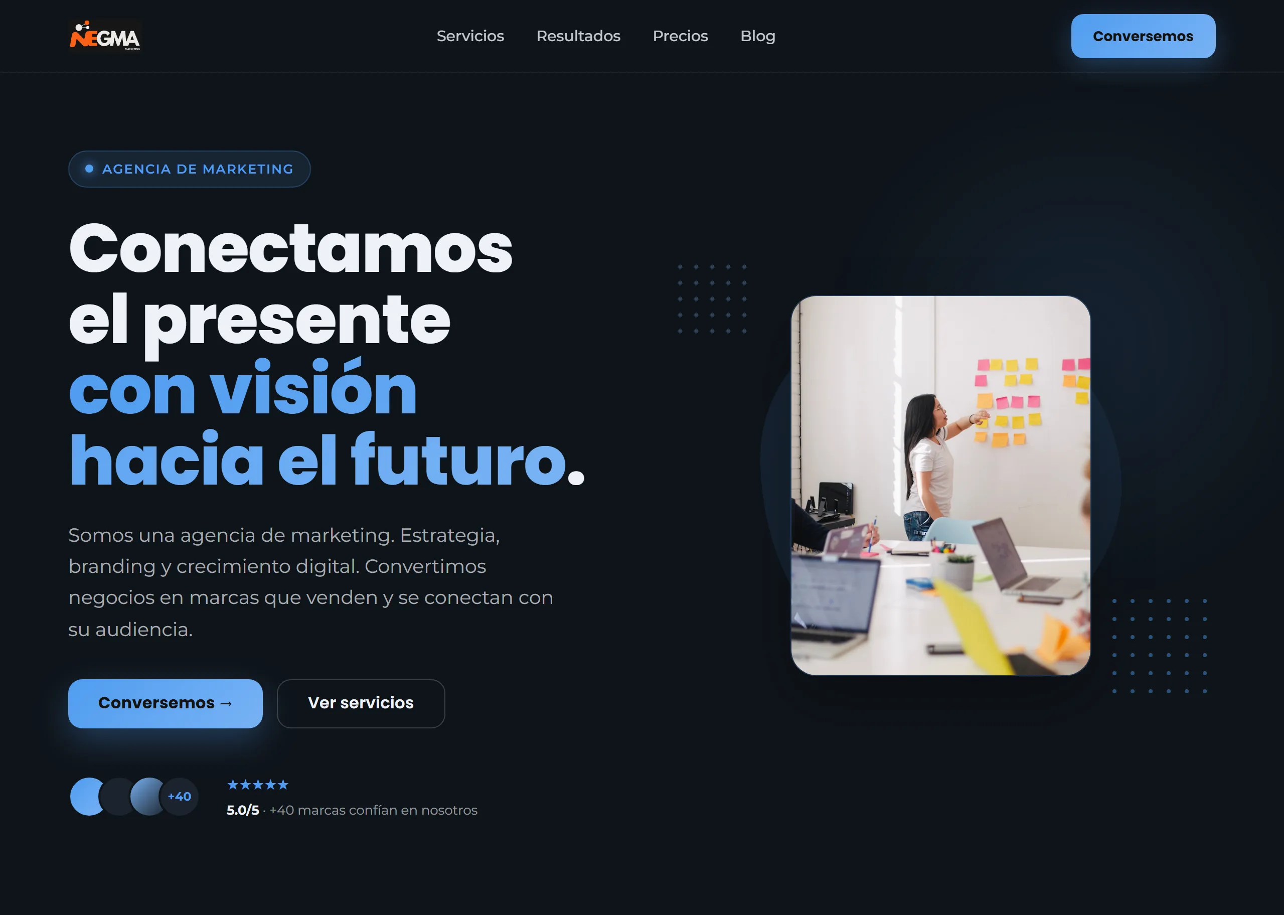Sitio para empresas con diseño Clásico hecho con Disecko — paleta Pizarra