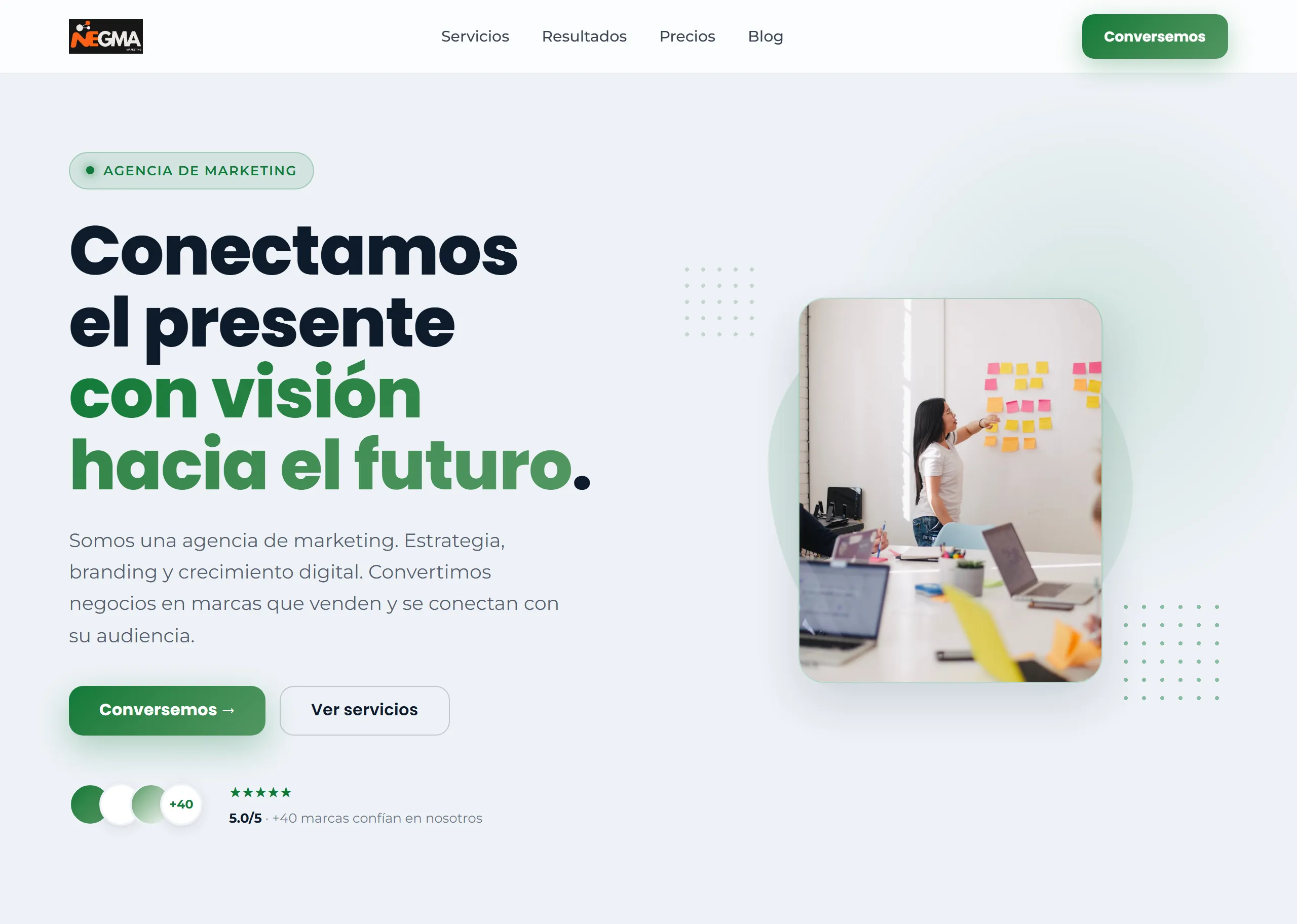 Sitio para empresas con diseño Clásico hecho con Disecko — paleta Disecko clara