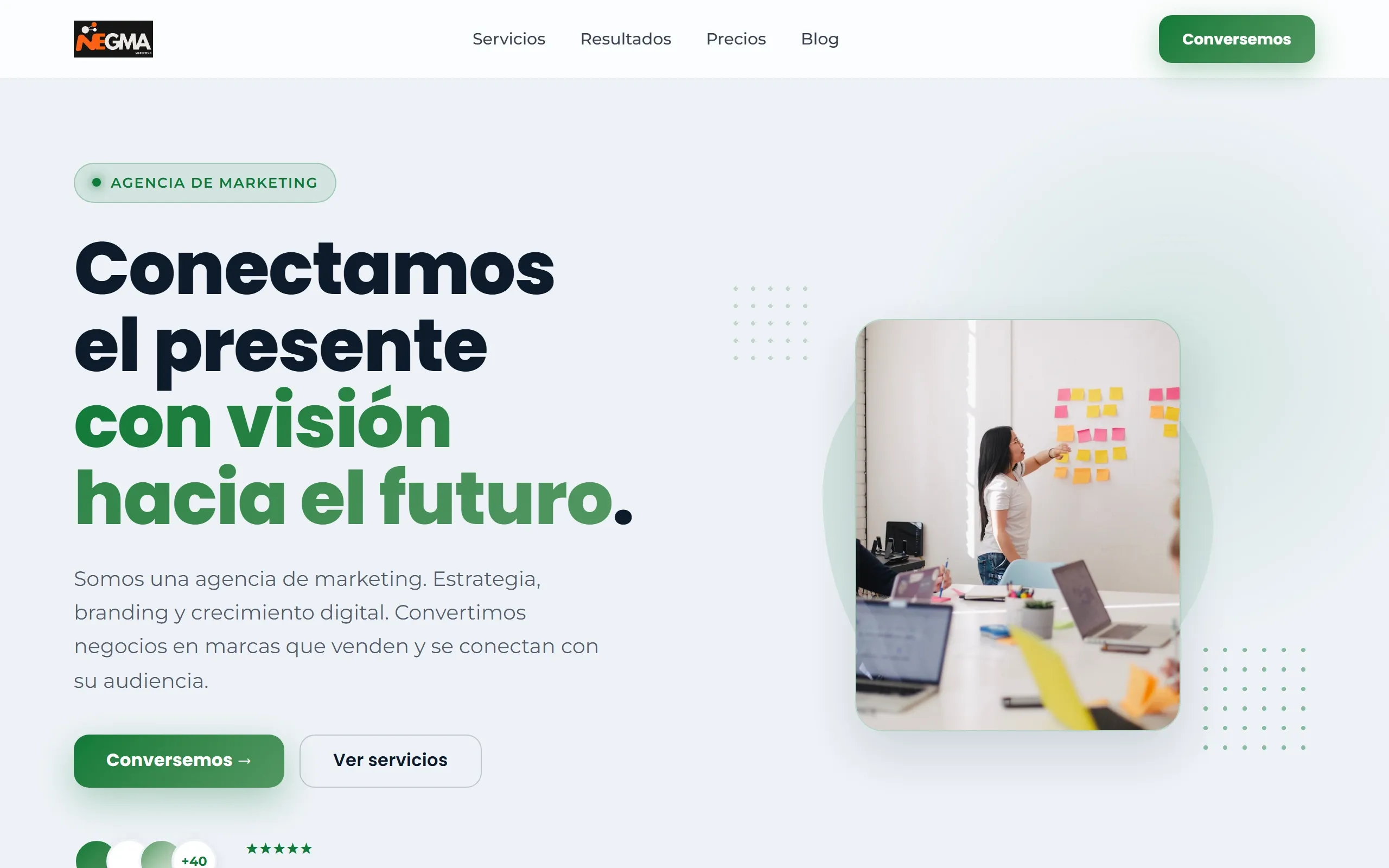 Sitio para empresas con diseño Clásico hecho con Disecko — paleta Disecko clara